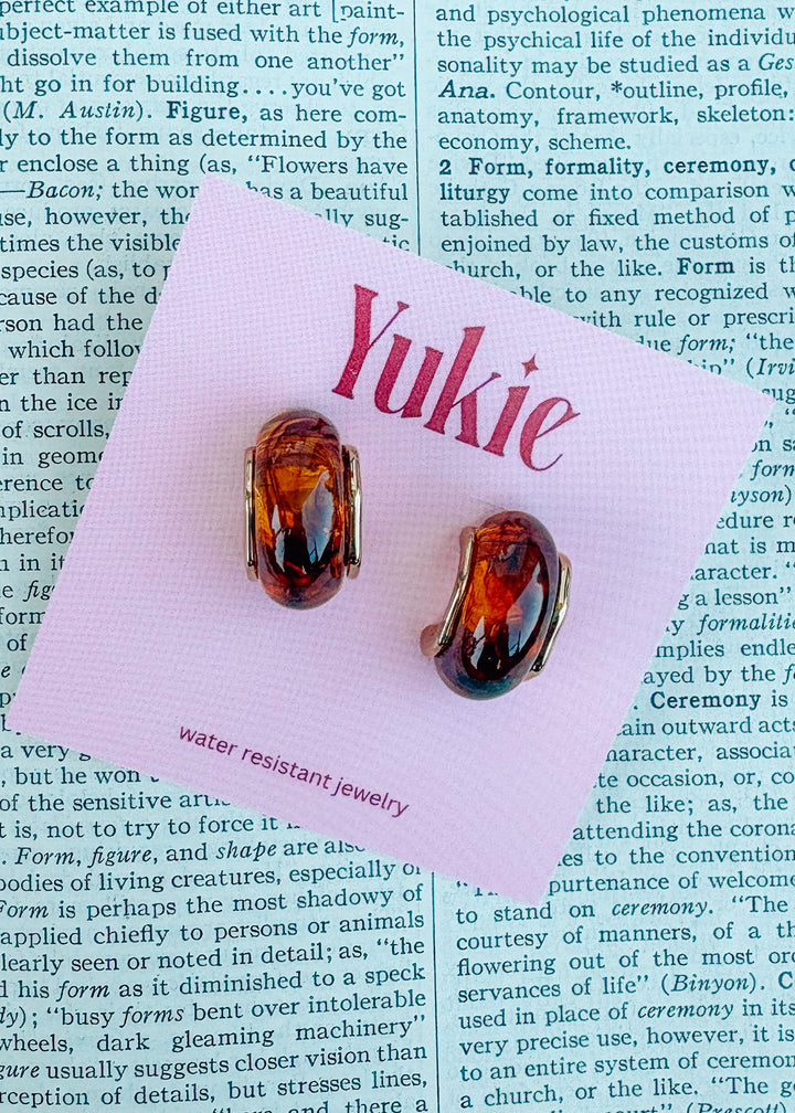 Amber Hugs Stud Earring