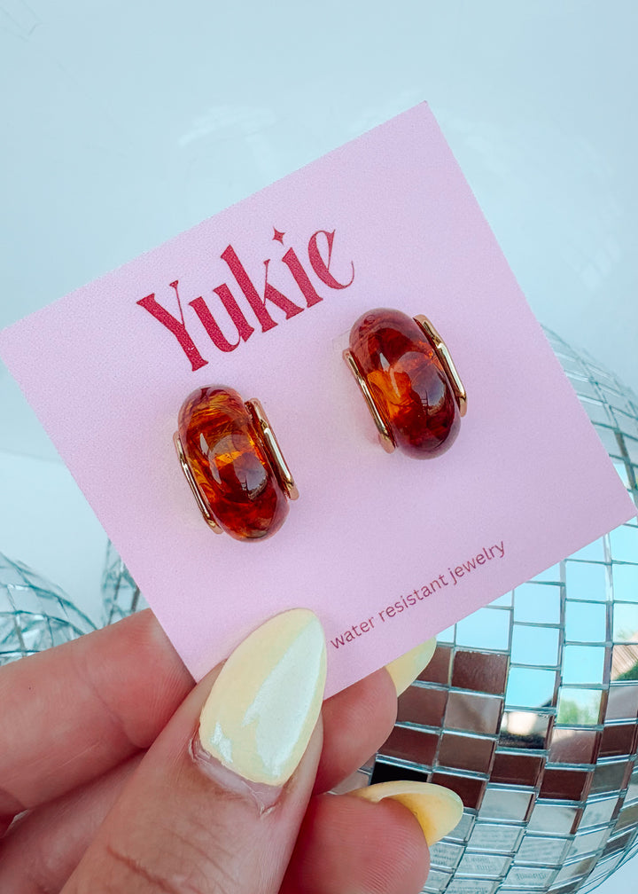 Amber Hugs Stud Earring