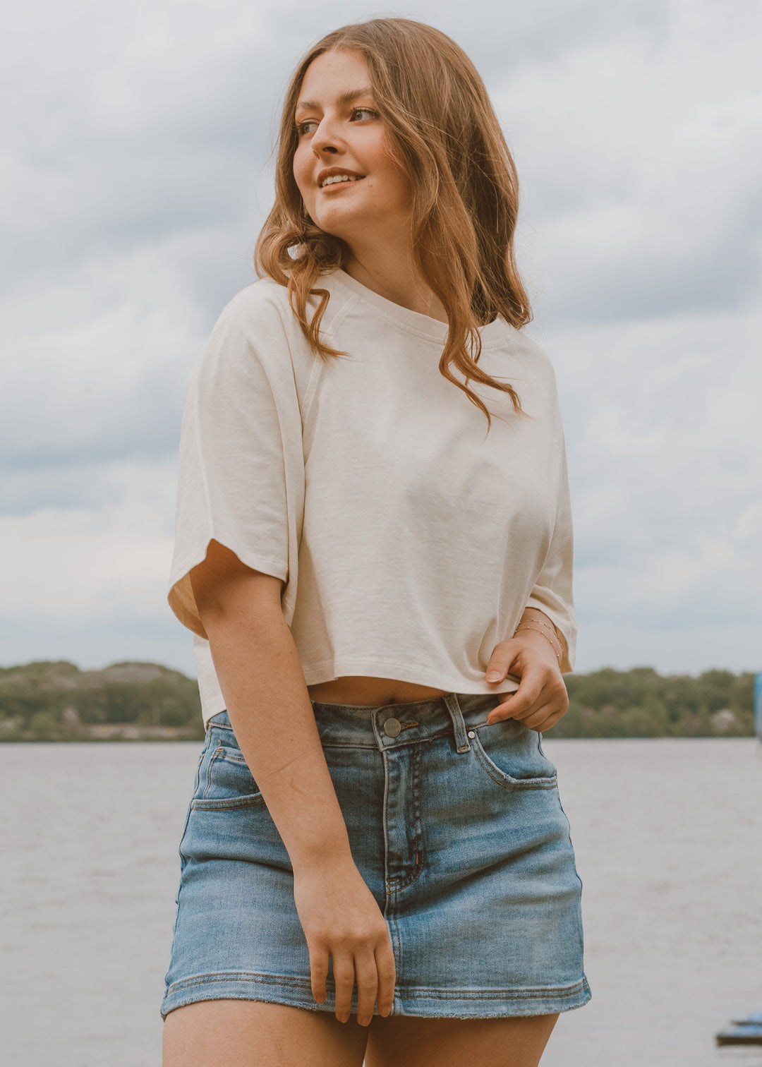 basic cropped shirt, neutral top, casual shirt, lake outfit, summer top, cream t-shirt, 
